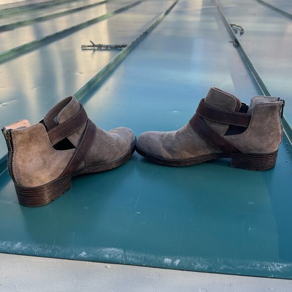 Boc light tan faux suede double buckle ankle booties with zipper on the back - Picture 6 of 11